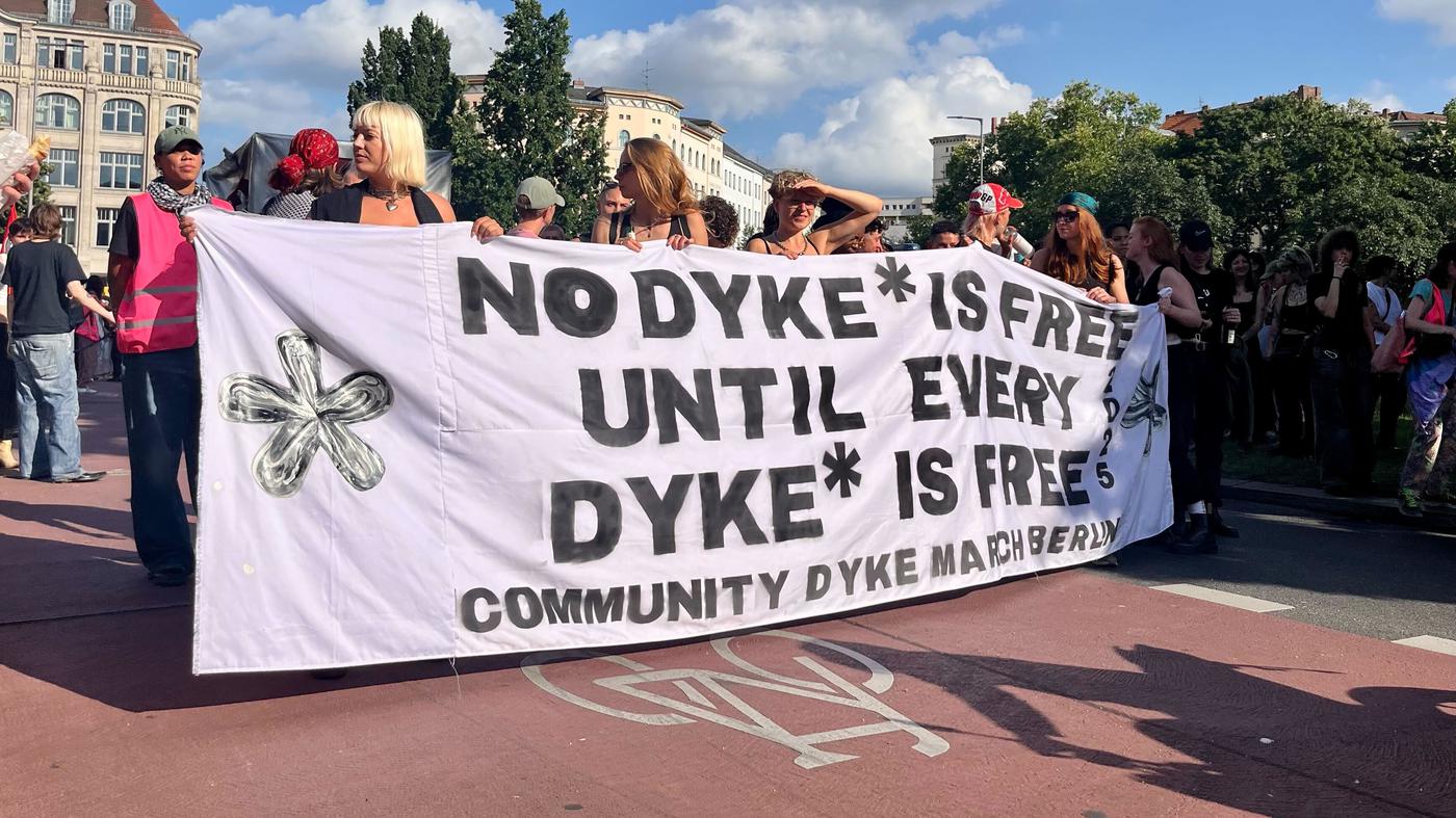 4600 Menschen ziehen beim Community Dyke*March durch Berlin