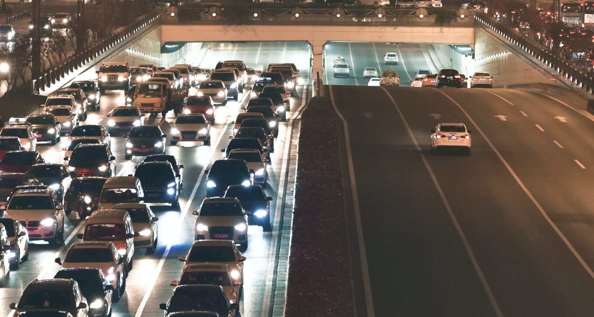 E-Auto hat Sonderrechte: Während alle im Stau stehen, darf das Elektroauto rechts überholen