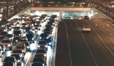 E-Auto hat Sonderrechte: Während alle im Stau stehen, darf das Elektroauto rechts überholen