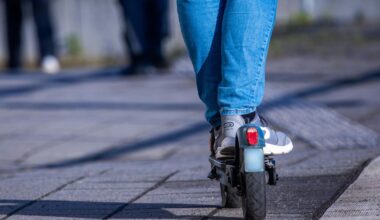 Polizei sucht flüchtige E-Scooter-Fahrer nach schwerem Unfall in Kreuzberg