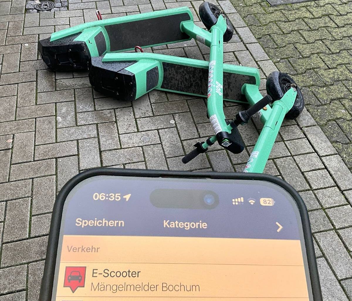 Das ist nun möglich: Falsch geparkte E-Scooter als Mängel bei der Stadt melden