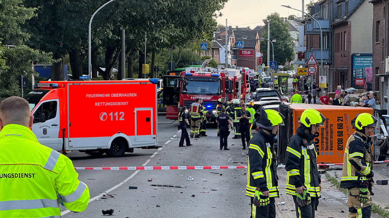 Unfall in Oberhausen: Tote und Verletzte! Lkw kracht in Haus | Regional