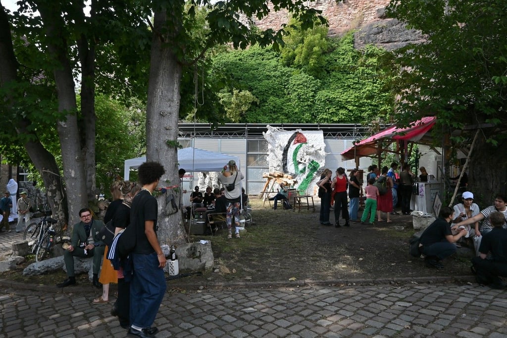 Auf der Jahressaustellung war das große Relief mit Judensau und Palästina-Flagge zu sehen.