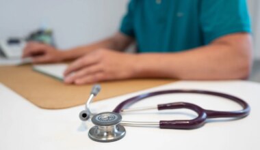 Forschung in Deutschland - Studie: Weniger Vertrauen in Ärzte, die KI verwenden - Bayern