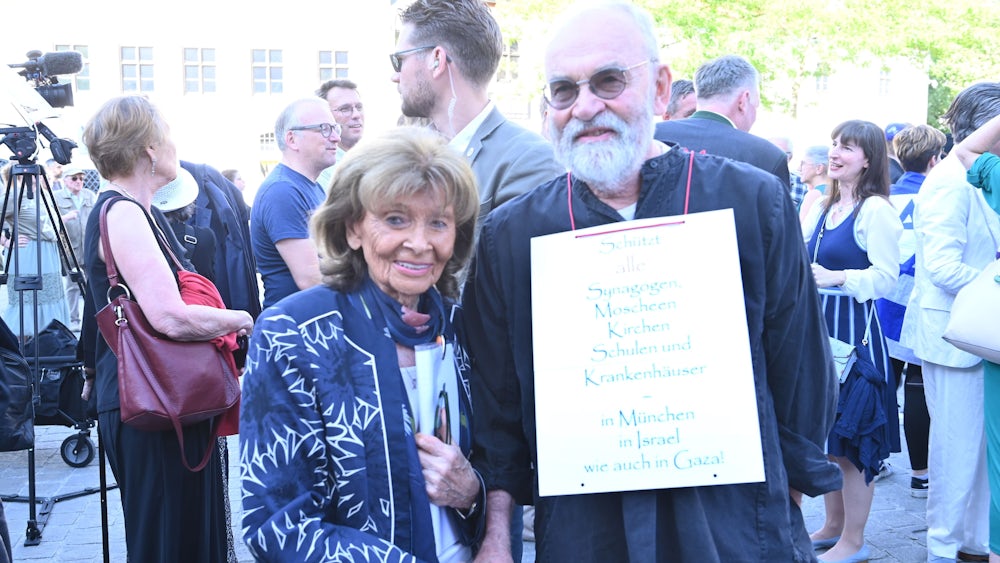 Charlotte Knobloch mit Aktionskünstler Walter Kuhn vor der Synagoge Ohel Jakob auf dem St.-Jakobs-Platz