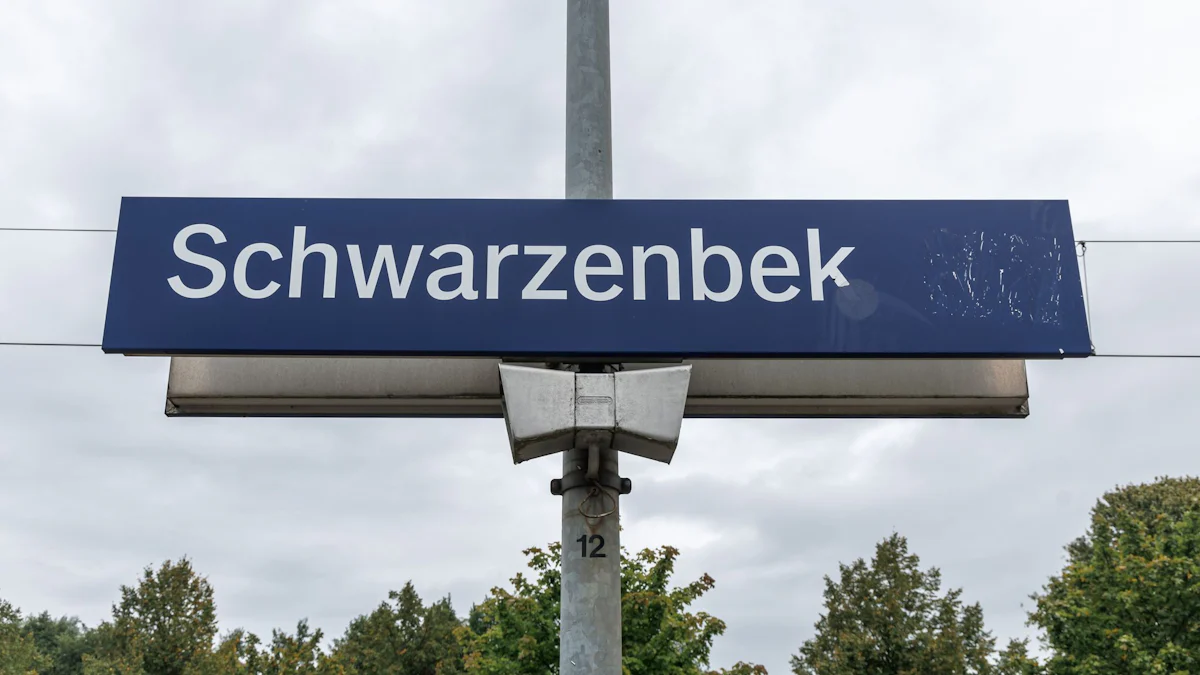 Notfälle - Bahnstrecke bei Hamburg mehrere Stunden gesperrt - Einsatz - Panorama