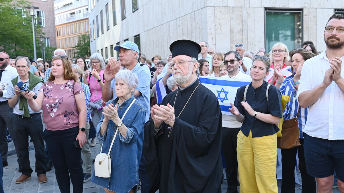 Menschenkette um Münchner Synagoge – „Antizionismus“ und Hassparolen bei Demonstration - München