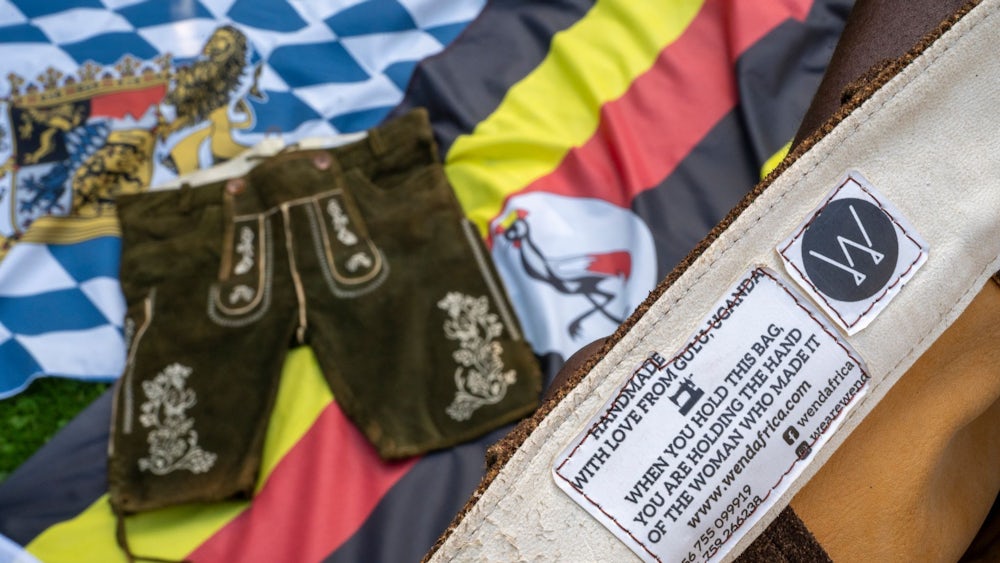 Die handgemachten Lederhosen aus Uganda sind aus dem Leder des dort lebenden Ankole-Rinds - und sehen schon sehr bayerisch aus.