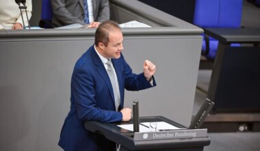 AfD-Eklat bei Srebrenica-Gedenken im Bundestag - Politik