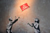 Die Schau in Rostock gibt einen Überblick über das Schaffen des britischen Streetart-Künstlers Banksy.