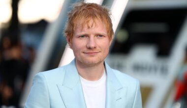 Porträt Ed Sheeran in hellblauem Sakko