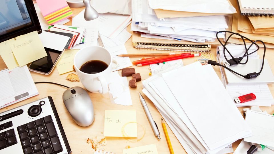 Symbolfoto Chaos Schreibtisch