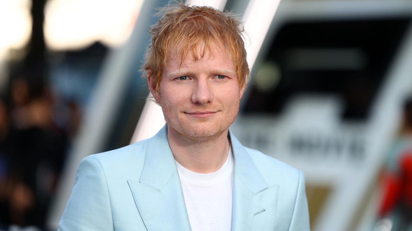 Porträt Ed Sheeran in hellblauem Sakko