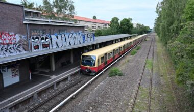 Unfall in Berlin: S-Bahn-Surfer (20) liegt tot auf Zugdach der Linie S1 | Regional