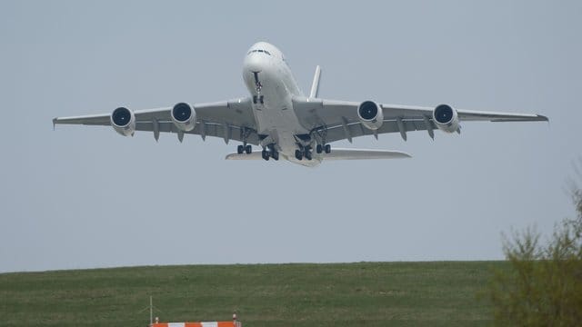 Ein Airbus A380 startet am Flughafen Dresden (Symbolfoto): Wer mit dem Auto zum Airport will, sollte bald mehr Zeit einplanen.