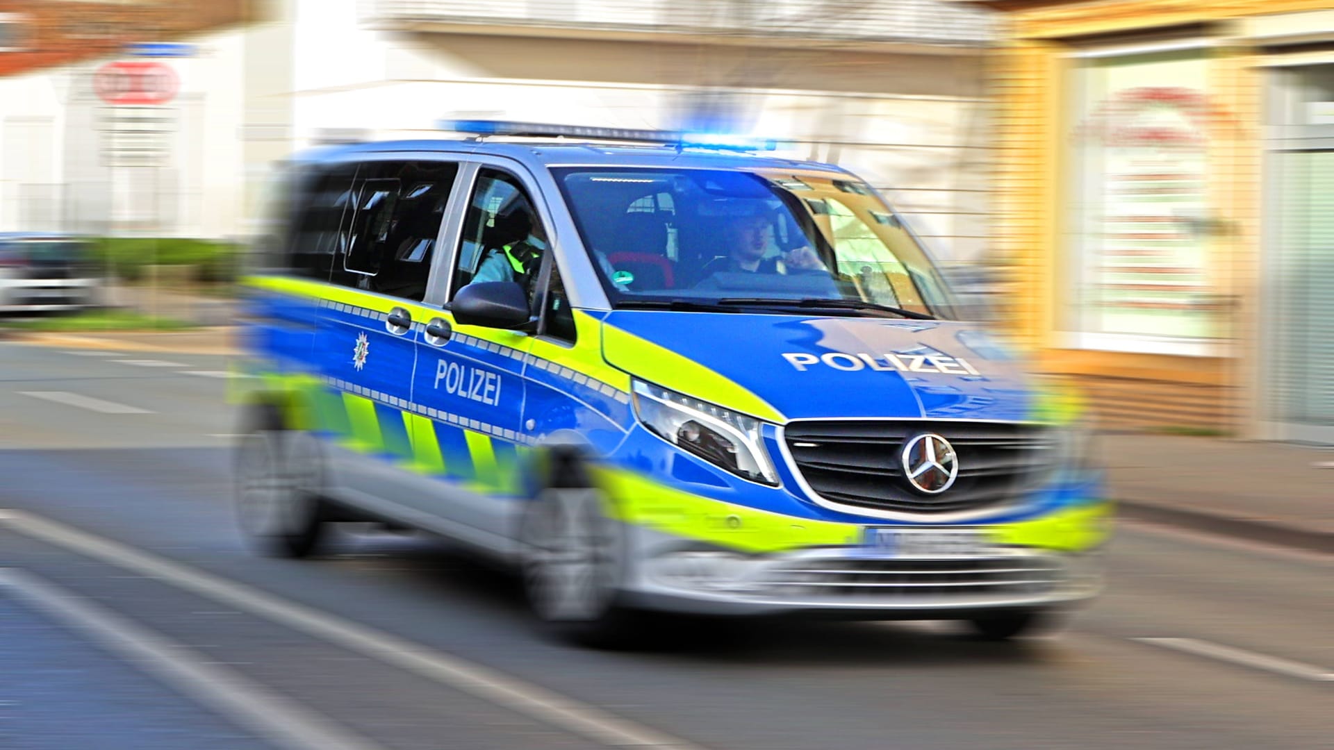 Ein Einsatzfahrzeug der Polizei in Nordrhein-Westfalen (Archivbild): Ein Streifenwagen verunglückte bei der Verfolgungsjagd.