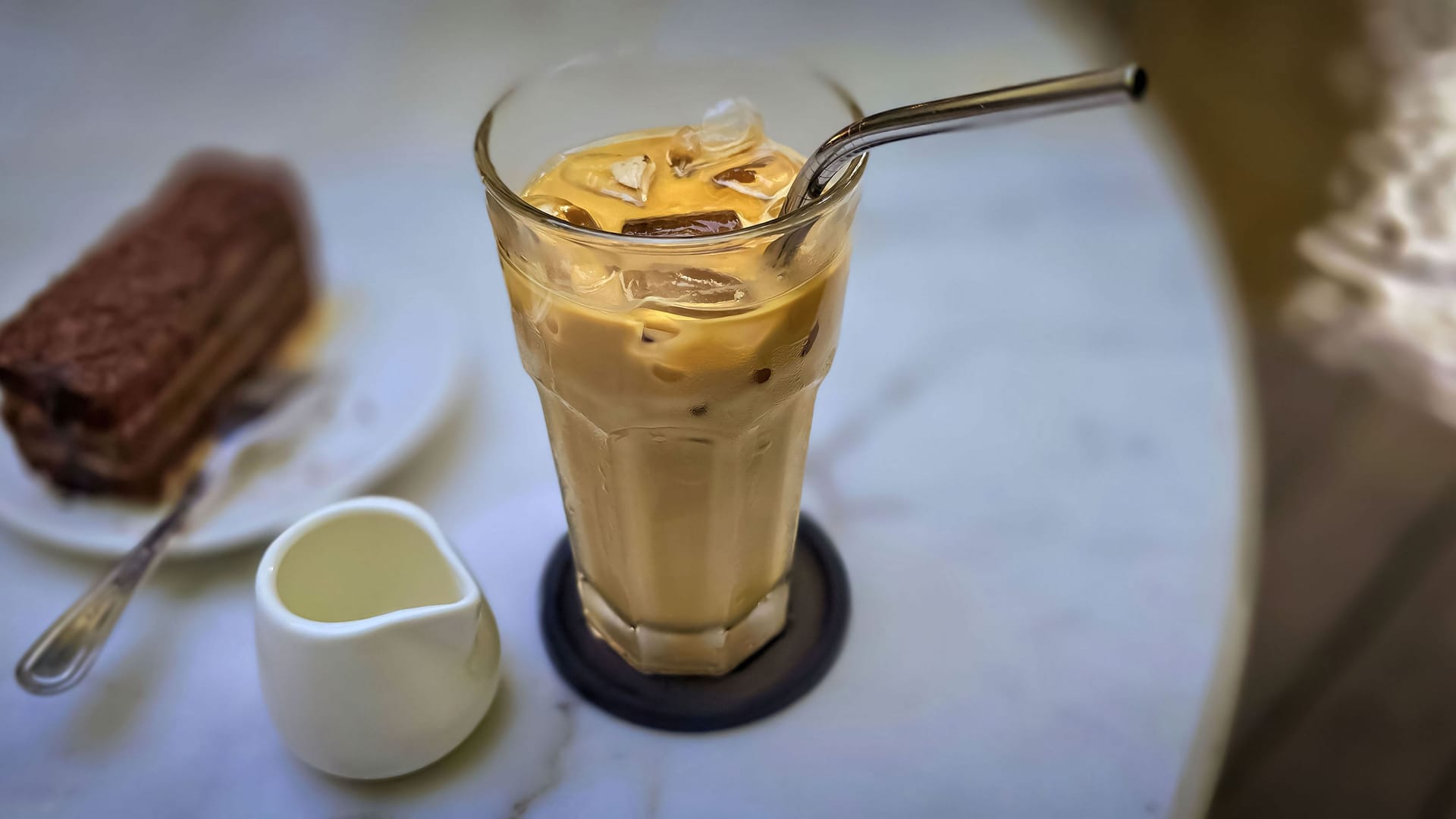 Ein Eiskaffee und ein Stück Kuchen stehen auf einem Tisch (Symbolbild): In Hannover hat unter anderem ein neues Café eröffnet.
