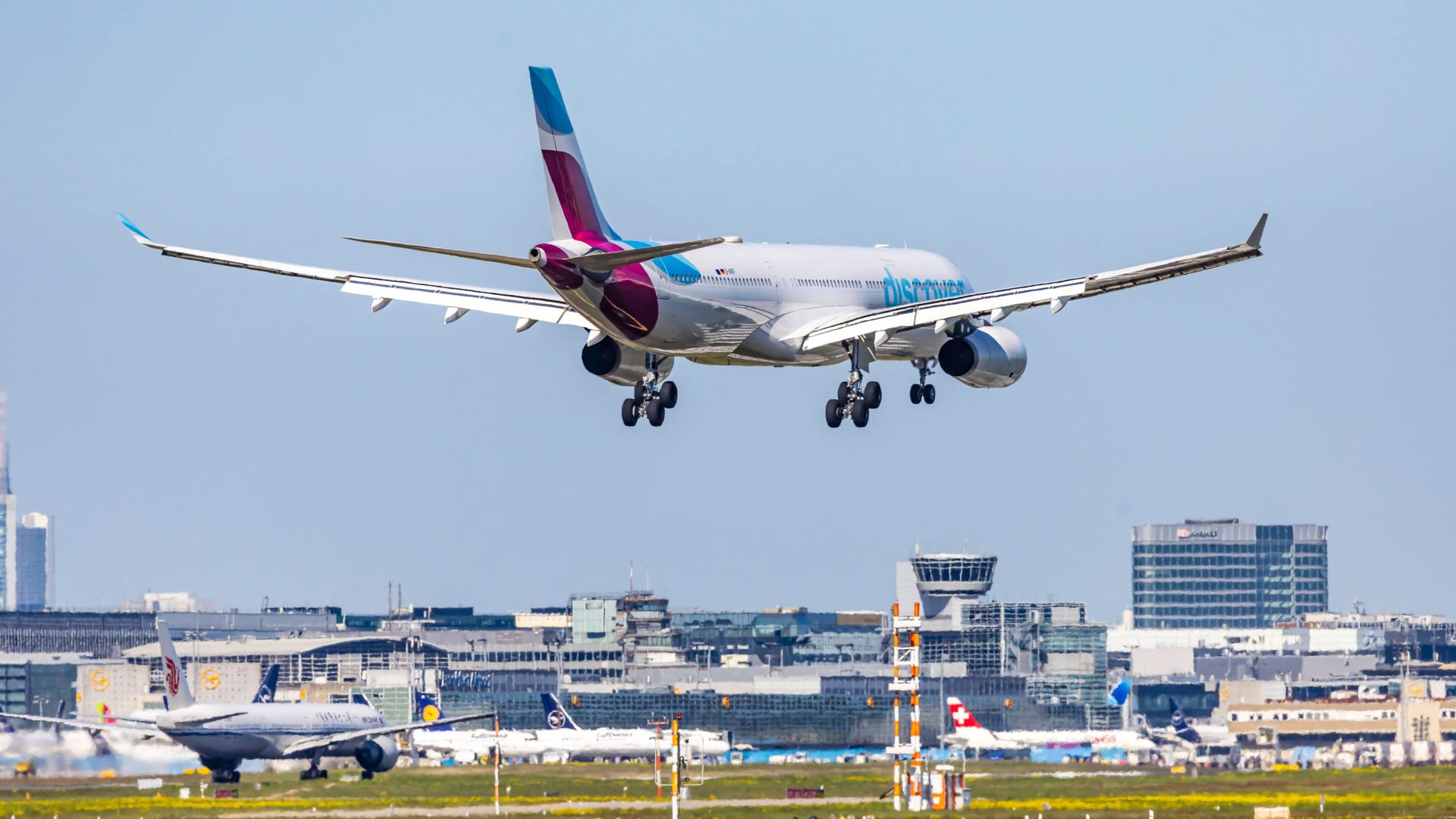 Ein Flugzeug am Frankfurter Flughafen (Archivbild):