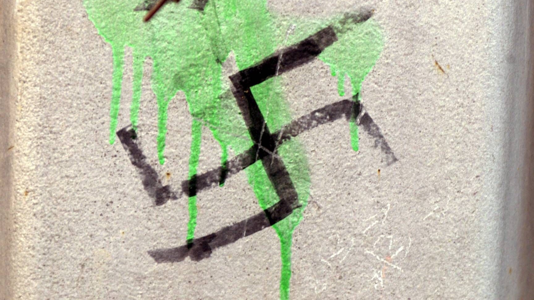 Ein gesprühtes Hakenkreuz an einer Hauswand (Symbolbild): Insgesamt beschmierte die 15-Jährige fast 80 Autos und andere Objekte.