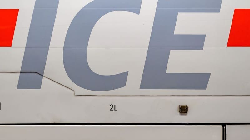 Ein ICE steht im Werk der Deutschen Bahn (Symbolbild): Die Bamberger Kriminalpolizei ermittelt wegen Verdachts auf Brandstiftung.