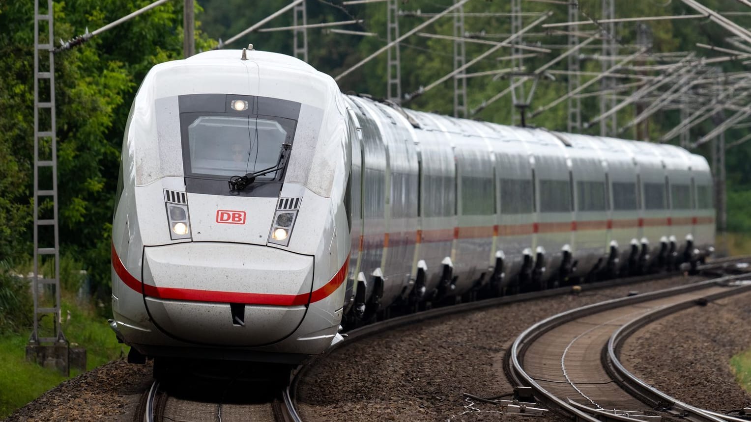Ein ICE-Zug (Symbolfoto): Die wichtige Bahnstrecke im Norden musste gesperrt werden.