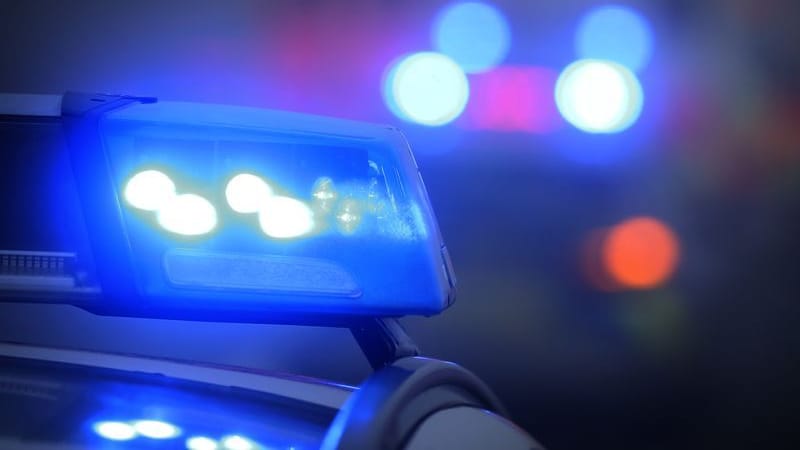 Ein Polizeiauto mit eingeschaltetem Blaulicht (Symbolbild): Ein Autofahrer hat sich mit der Polizei eine Verfolgungsjagd geliefert.