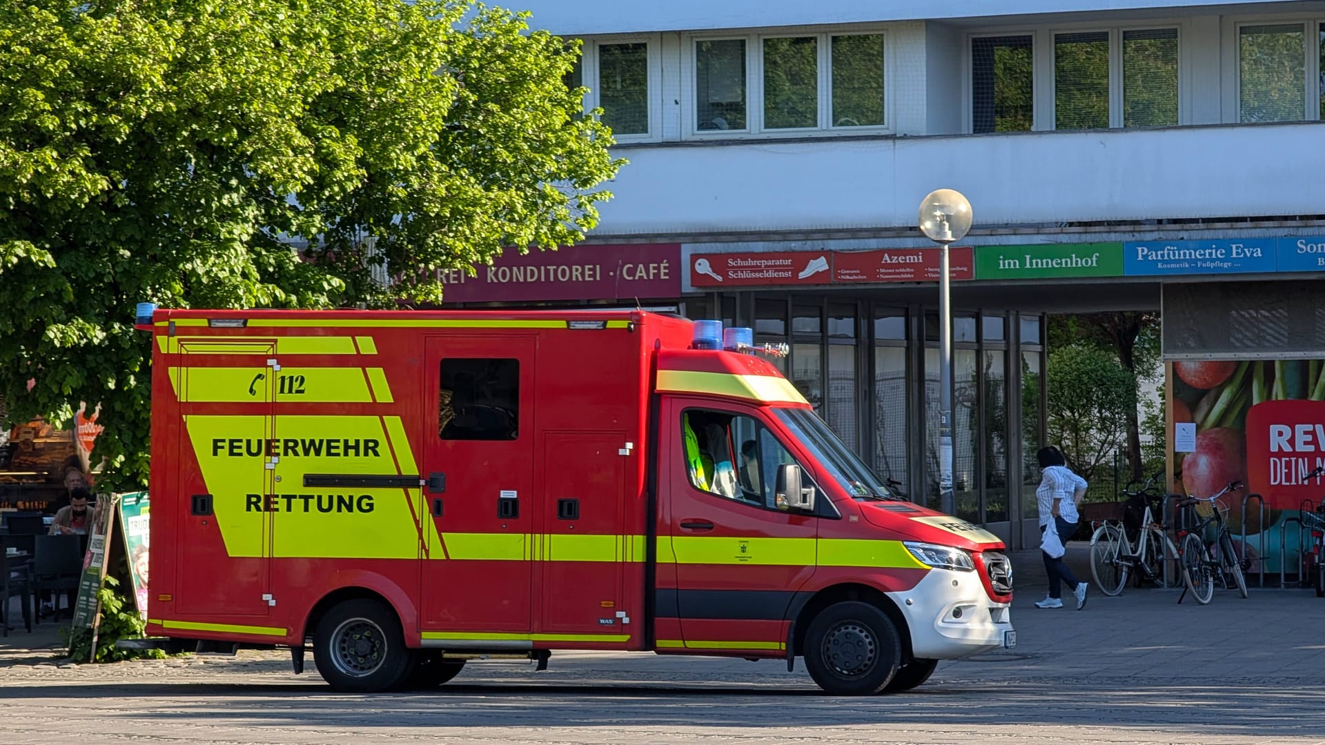 Ein Rettungswagen vor einem Café (Archivbild): Ein Fahrfehler war offenbar Grund für den Unfall.