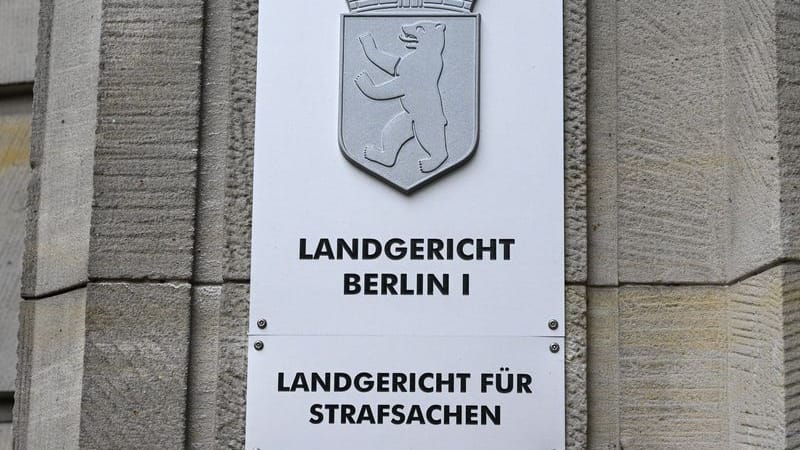 Ein Schild weist auf das Landgericht Berlin hin (Symbolbild): Rund zehn Monate nach der Tat folgte die Urteilsverkündung.
