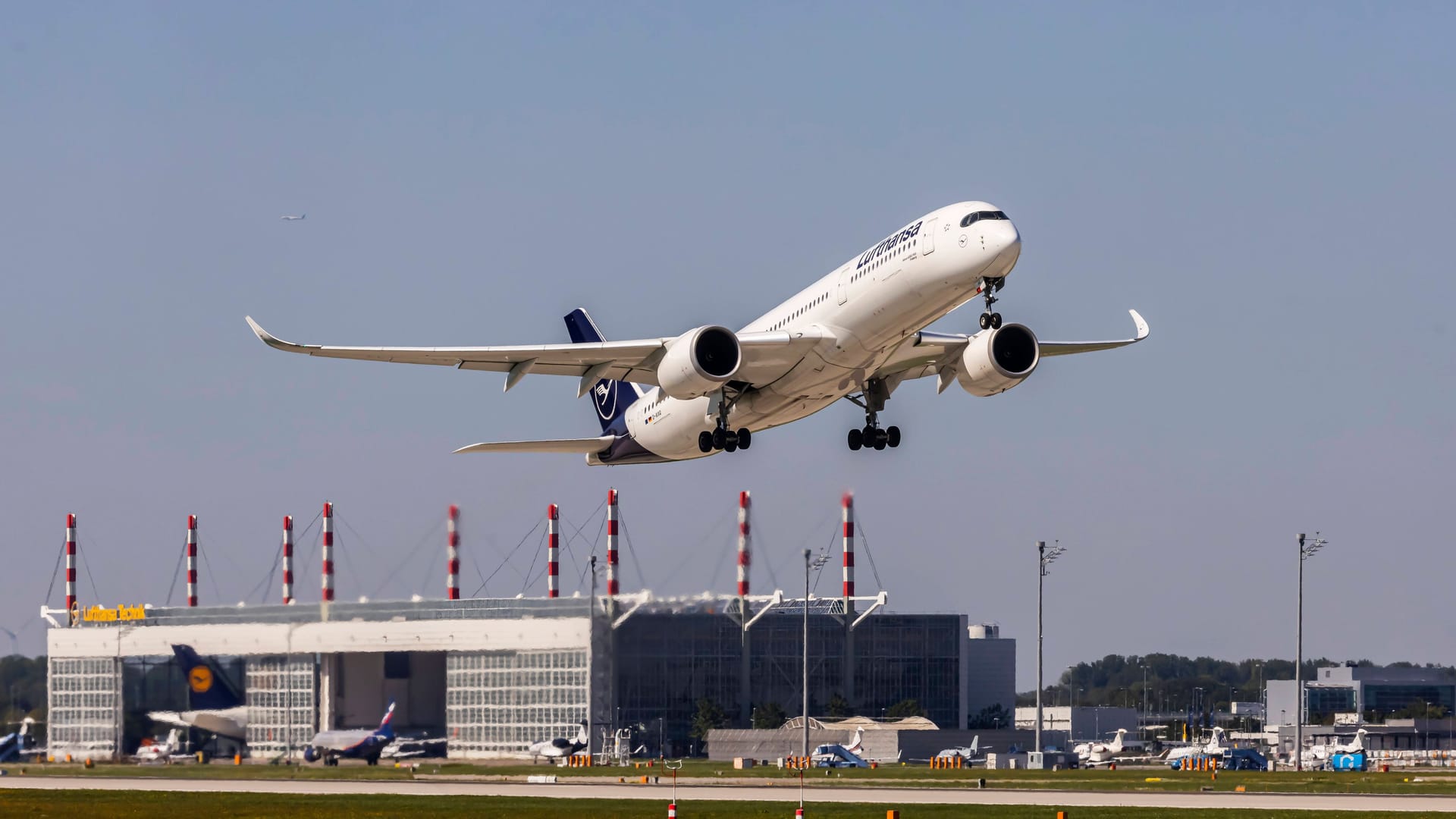 Eine Maschine landet am Flughafen München (Archivbild):