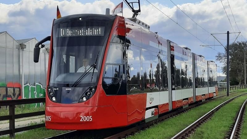 Eine Straßenbahn vom Typ Avenio in Nürnberg (Archivbild):