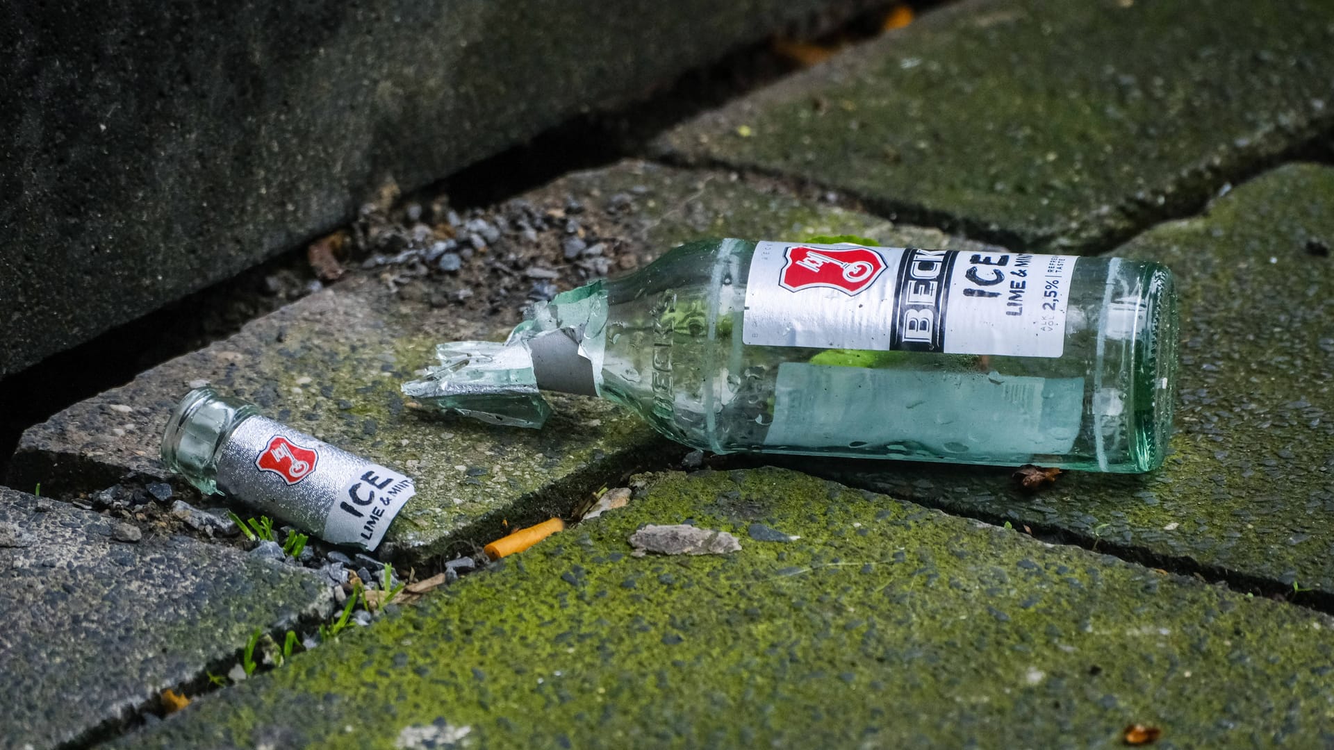 Eine zerbrochene Bierflasche (Symbolbild):