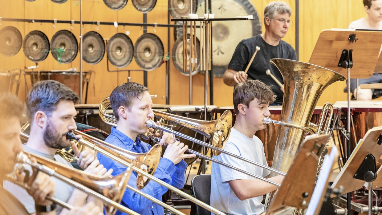 Einer der Laien: Lucian Page aus Frankfurt an der Tuba (links) beim musizieren mit den Berufsmusikern aus Wiesbaden