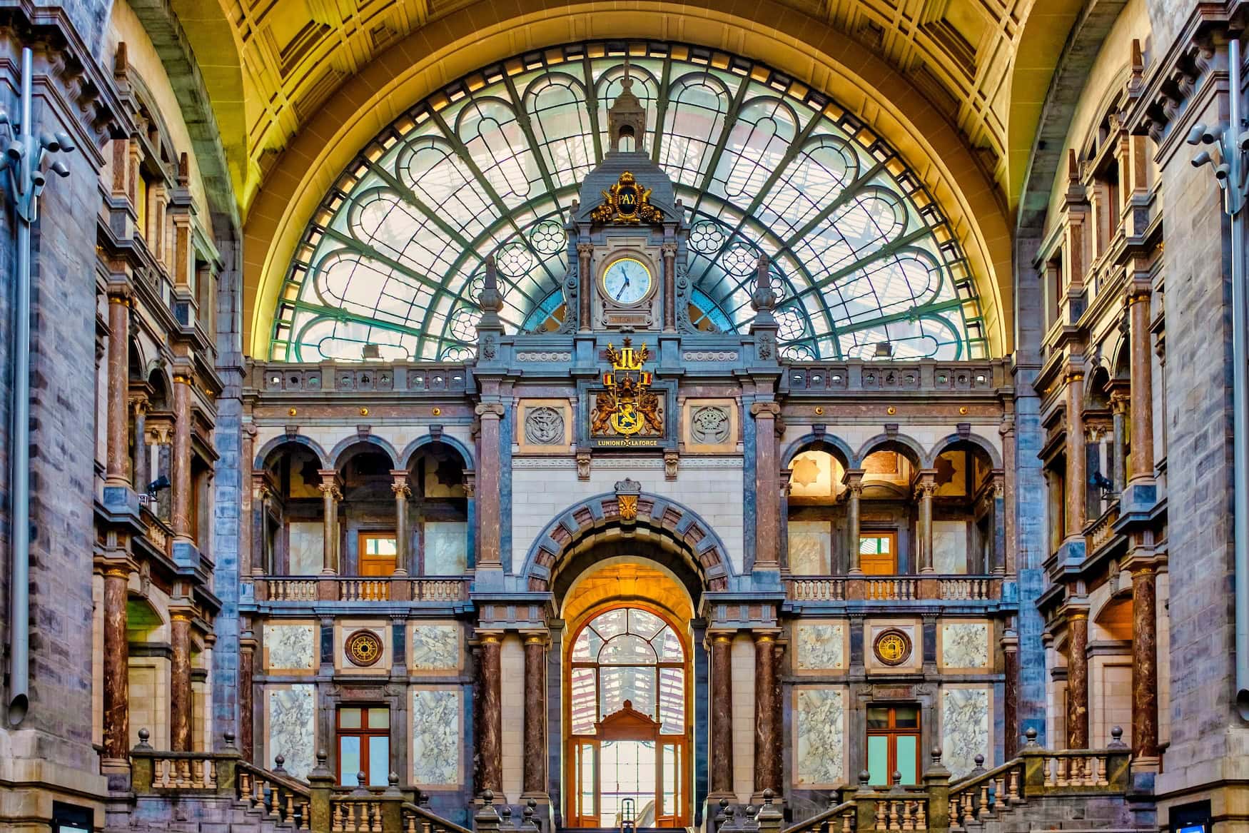 Die Eingangshalle des Bahnhofs in Antwerpen.