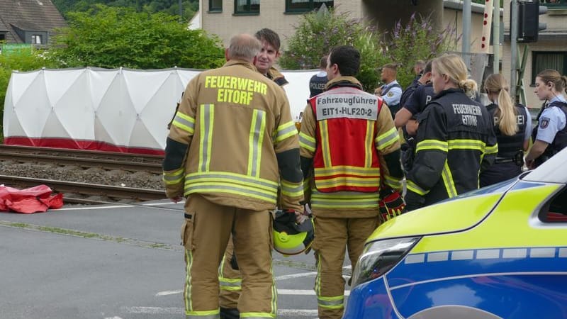 Einsatzkräfte von Polizei und Feuerwehr an der Unfallstelle: Hier starben zwei Menschen.