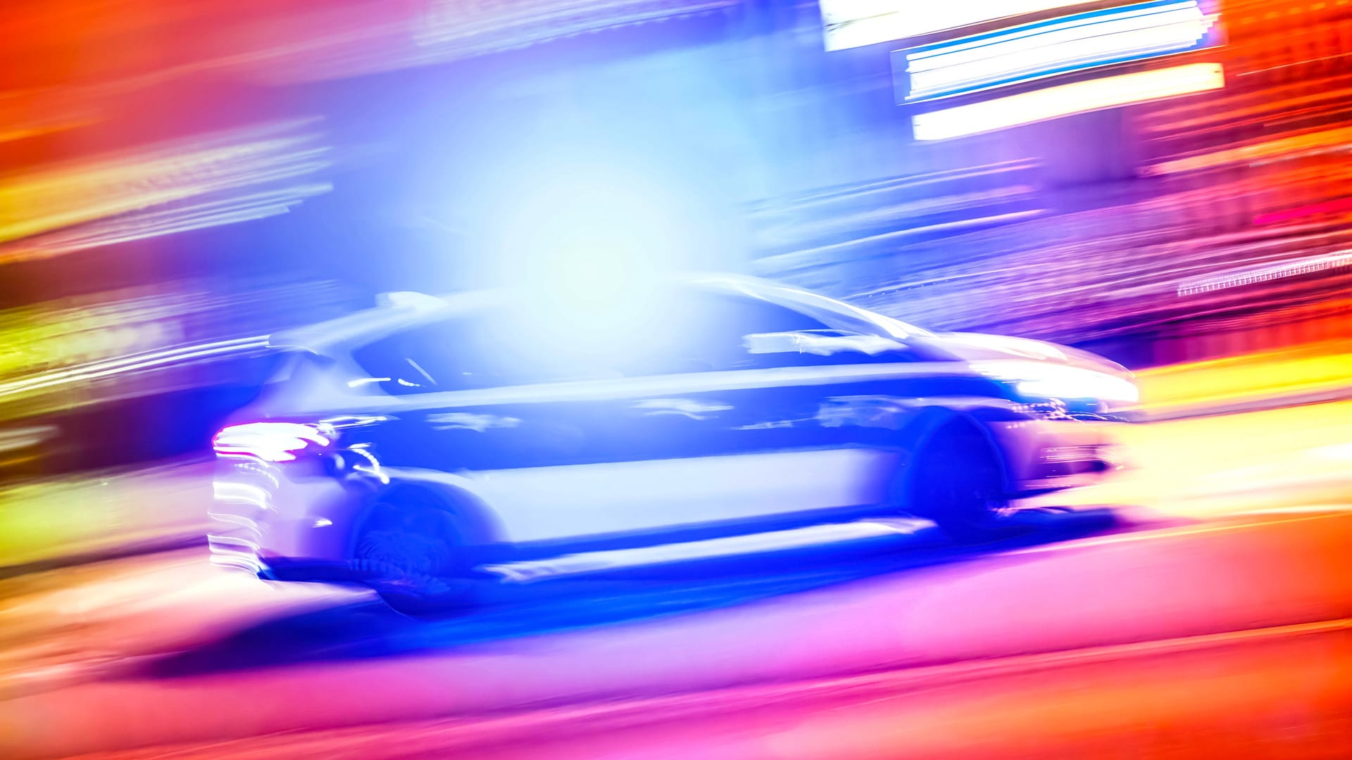 Einsatzwagen der Münchner Polizei unterwegs (Symbolfoto): In der Ludwigsvorstadt kam es am Wochenende offenbar zu einer Sexualstraftat.