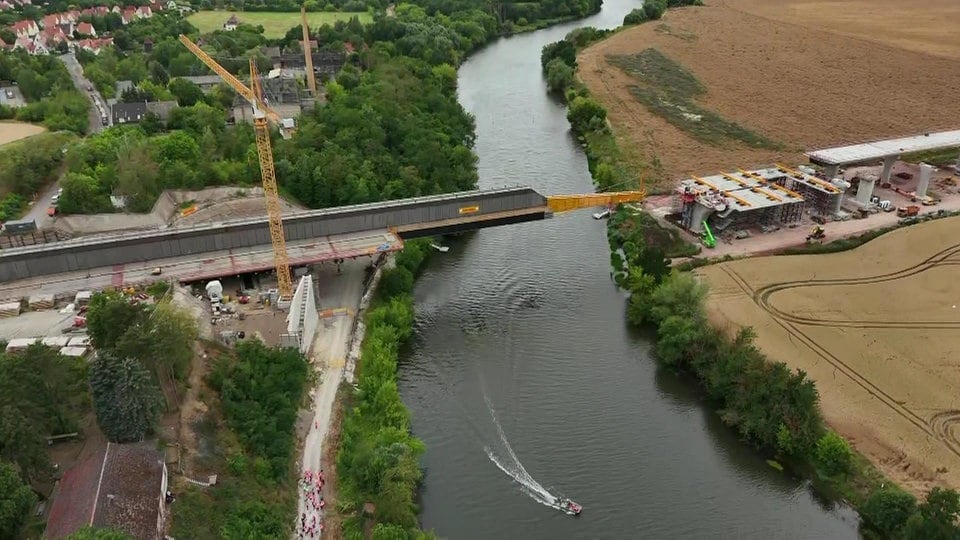 Meilenstein beim A143-Bau: Saalebrücke wird verschoben