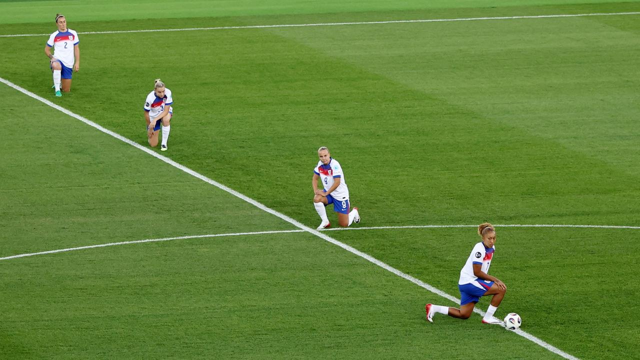 Nach Rassismus gegen Spielerin: Englands Team verzichtet auf Geste