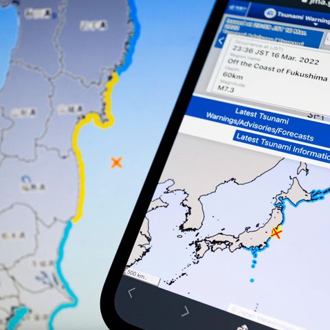 Die Website der Japanischen Meteorologischen Agentur wird auf einem Smartphone und einem Bildschirm angezeigt