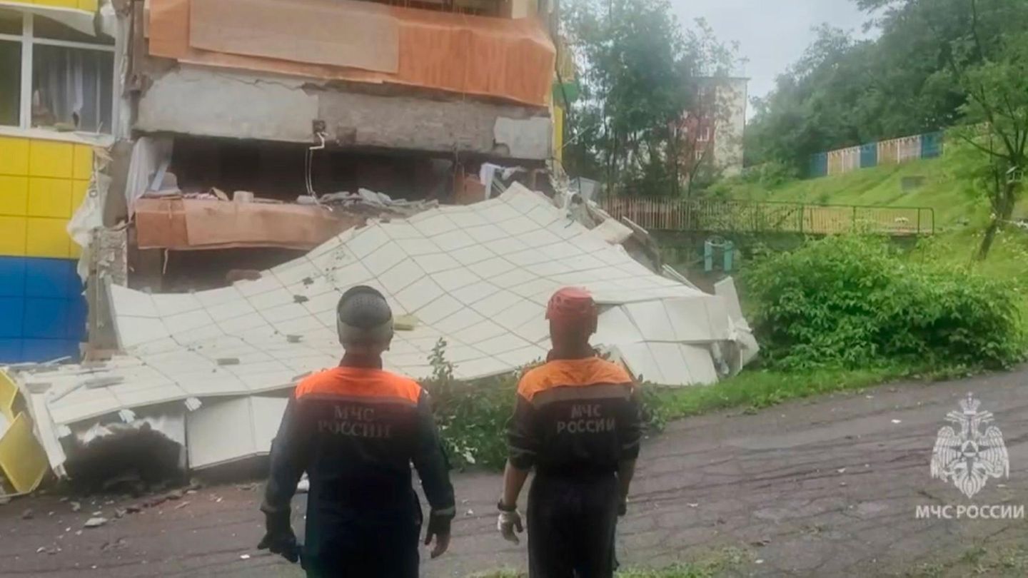 Rettungskräfte inspizieren einen durch ein Erdbeben in Petropawlowsk-Kamtschatski beschädigten Kindergarten
