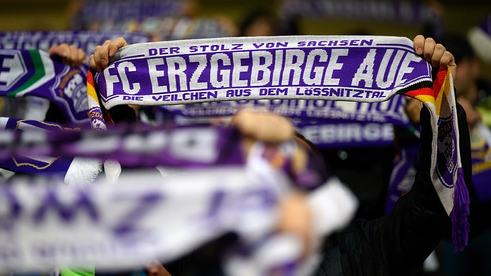 Aue-Fanschal geraubt - Zwei junge Männer in Dresden angeklagt