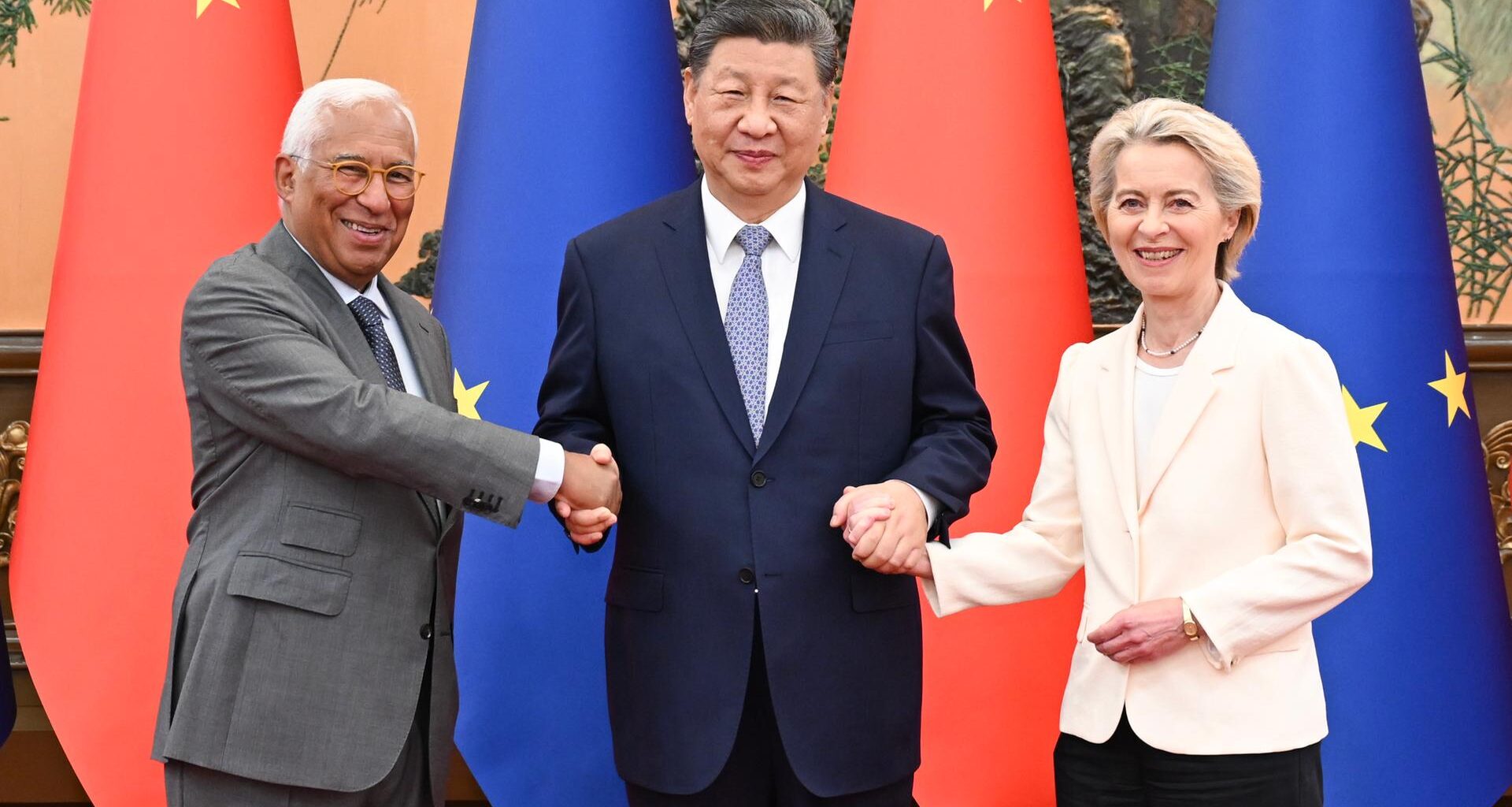 Der chinesische Staatspräsident Xi Jinping trifft sich in der Großen Halle des Volkes in Peking mit dem Präsidenten des Europäischen Rates, Antonio Costa, und der Präsidentin der Europäischen Kommission Ursula, von der Leyen.