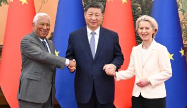 Der chinesische Staatspräsident Xi Jinping trifft sich in der Großen Halle des Volkes in Peking mit dem Präsidenten des Europäischen Rates, Antonio Costa, und der Präsidentin der Europäischen Kommission Ursula, von der Leyen.