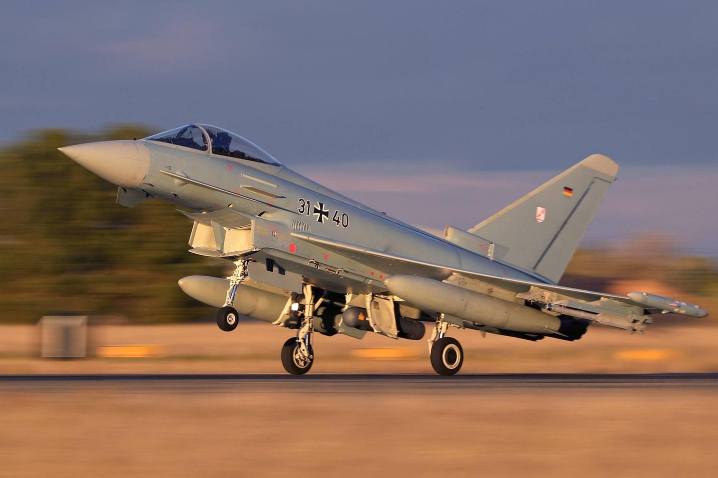 Ein Eurofighter der Luftwaffe landet in Albacete