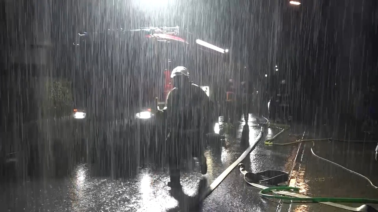 150 Einsätze in nur einer Nacht: Hamburg versinkt – Regen überflutet Straßen | News