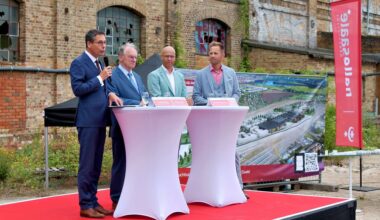 Sprachen vor eindrucksvoller Industriekulisse über große Pläne: Oberbürgermeister Alexander Vogt, Ministerpräsident Reiner Haseloff, Weinberg-Campus-Chef Ulf-Marten Schmieder und Entwicklungsmanager Robert Weber (von links).