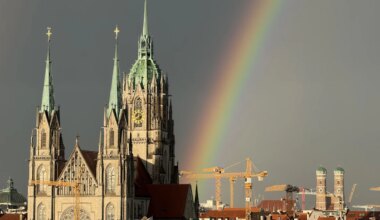 Regenbogen-Impressionen: Die Hitzeperiode endet in München spektakulär. - München