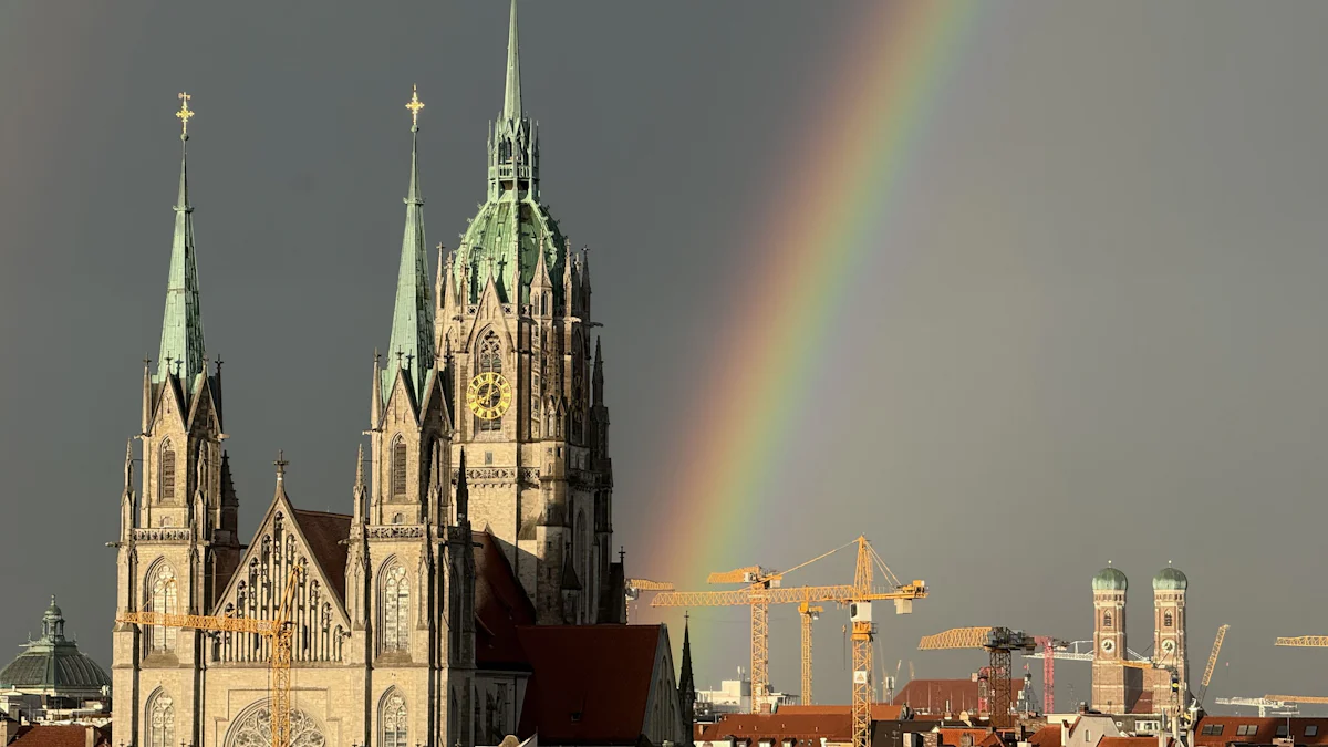 Regenbogen-Impressionen: Die Hitzeperiode endet in München spektakulär. - München