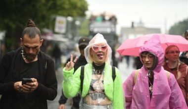 Feierende versammeln sich trotz Regen
