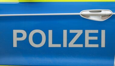 Lkw kommt von Fahrbahn ab und blockiert Abfahrt