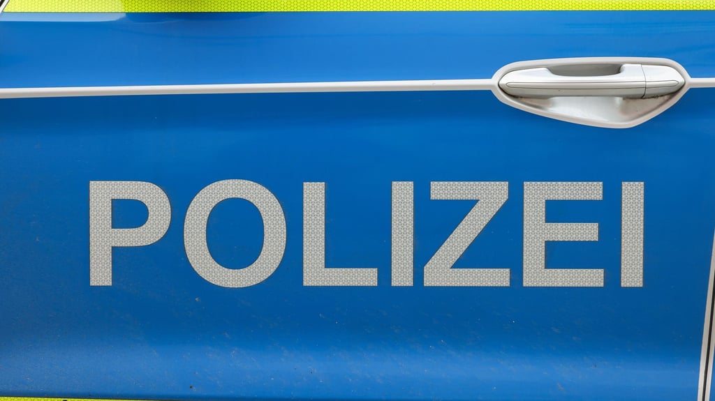 Lkw kommt von Fahrbahn ab und blockiert Abfahrt